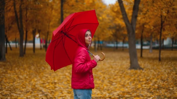 Kvinnen Gjemmer Seg Rød Paraply Mens Hun Går Alene Regnet – stockvideo
