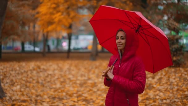 Kvinna Gömmer Sig Rött Paraply Ensam Regnet Orange Stadspark Den — Stockvideo