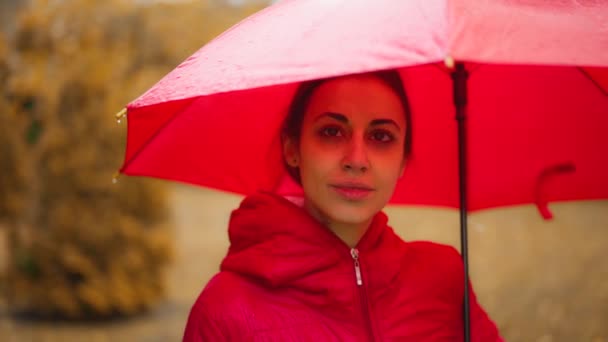 Kvinna Gömmer Sig Rött Paraply Ensam Regnet Orange Stadspark Den — Stockvideo