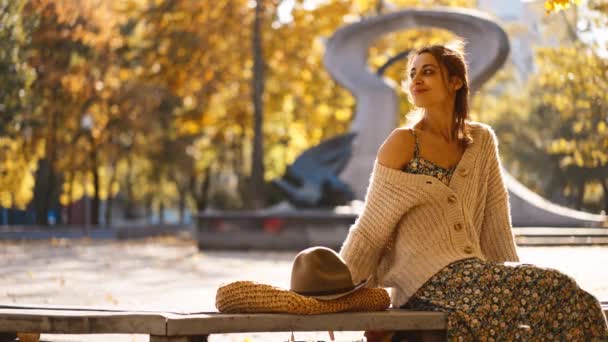 코카서스 소녀의 초상화 여자는 광선에 벤치에 자연과 포즈에서 산책을 즐기는 — 비디오