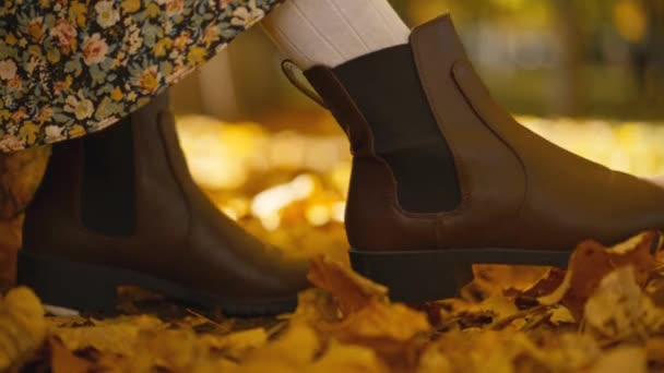 Nahaufnahme Weibliche Beine Braunen Retro Lederstiefeln Auf Gelbem Hintergrund Frau — Stockvideo