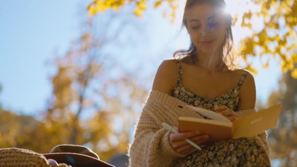 Молода Брюнетка Осінньому Парку Жовтим Листям Тлі Яскравого Сонця Соняшником — стокове відео