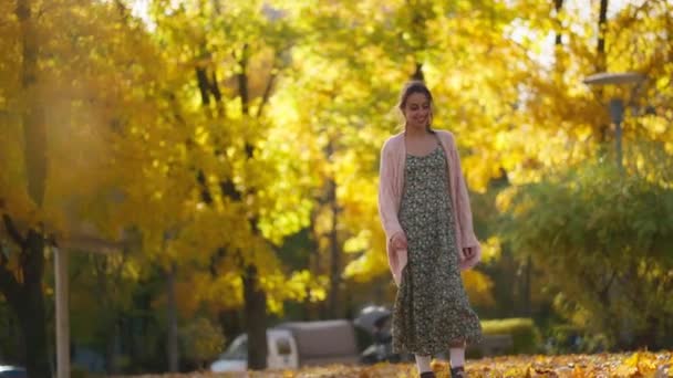 Mujer Sonriente Alegre Que Usa Suéter Punto Largo Cárdigan Camina — Vídeos de Stock