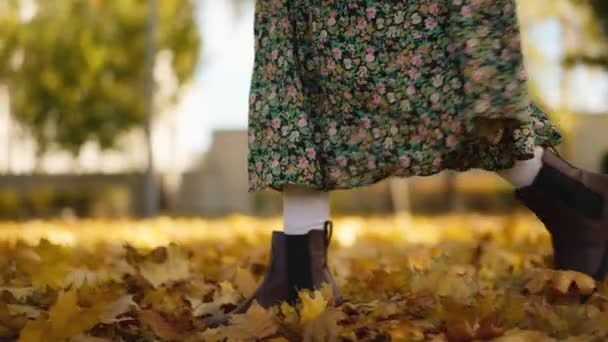 Nahaufnahme Weibliche Beine Braunen Retro Lederstiefeln Auf Gelbem Hintergrund Frau — Stockvideo