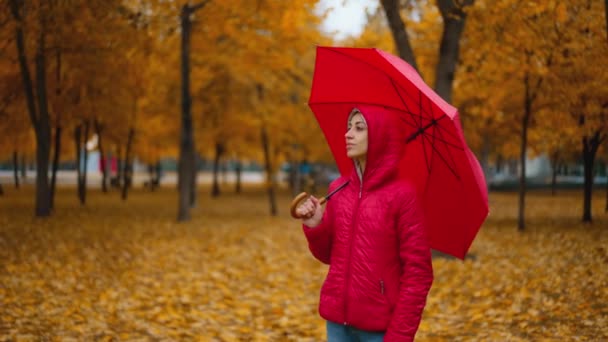 Жінка Ховається Під Червоною Парасолькою Йде Сама Під Дощем Помаранчевому — стокове відео