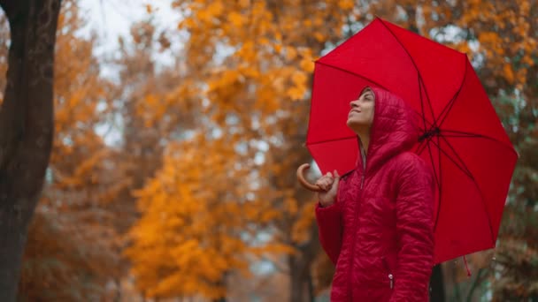 Frau Versteckt Sich Unter Rotem Regenschirm Und Läuft Regnerischen Tag — Stockvideo