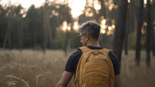 Omul Părul Gri Închis Ochelari Rucsac Galben Plimbă Traseu Pădurea — Videoclip de stoc