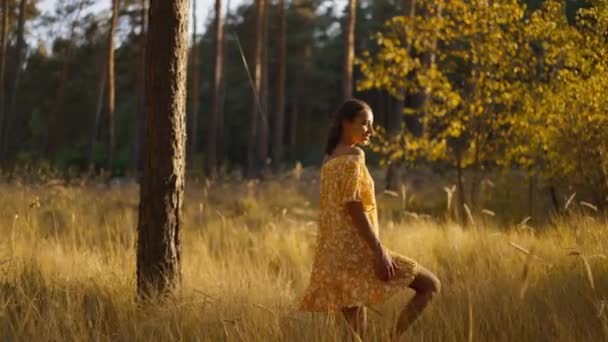 Красива Розслаблена Жінка Жовтій Сукні Відкритими Плечима Ходять Сосновому Лісі — стокове відео