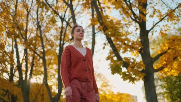 Kobieta Luźnym Vintage Sweter Lub Sweter Przechodzi Przez Naturalny Klon — Wideo stockowe
