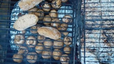 Izgara Lezzetli Barbeküyü kapatın. Mangal kömürü yiyerek piknik yapmak. Sokak Yemekleri Izgarası. Kızarmış tavuk ve sebze. Izgara barbekü eti ateşte. Kızarmış Et Bbq Izgarası