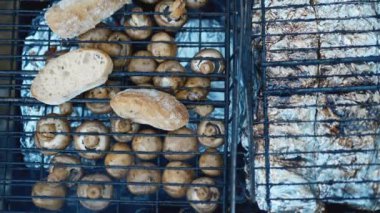 Izgara Lezzetli Barbeküyü kapatın. Mangal kömürü yiyerek piknik yapmak. Sokak Yemekleri Izgarası. Kızarmış tavuk ve sebze. Izgara barbekü eti ateşte. Kızarmış Et Bbq Izgarası