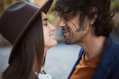 Öpüşmeden hemen önce şefkatli bakışlarını paylaşan sevimli bir çiftin yakın portresi. Romantizm, bağlantı ve yakınlık anları için mükemmel.