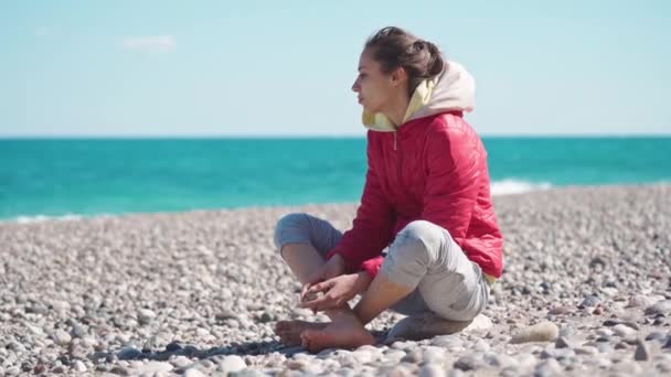 Wanita Muda Pendiam Yang Sedih Mengenakan Jaket Merah Duduk Pantai — Stok Video