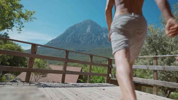 Olahraga Fit Man Pertemuan Matahari Terbit Luar Ruangan Teras Kayu — Stok Video