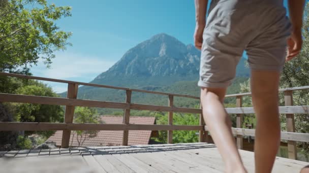 Beleza Serena Manhãs Com Este Vídeo Cativante Shirtless Homem Calmamente — Vídeo de Stock