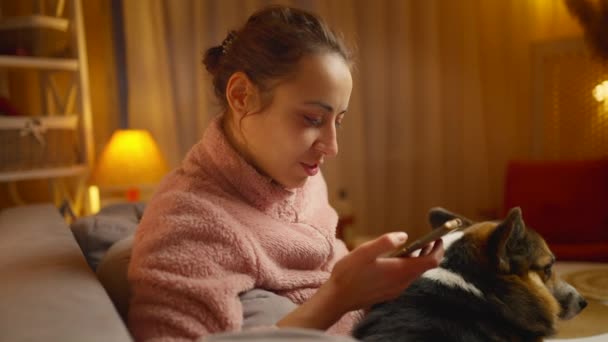 Retrato Mulher Jovem Relaxando Casa Com Seu Cão Usando Telefone — Vídeo de Stock
