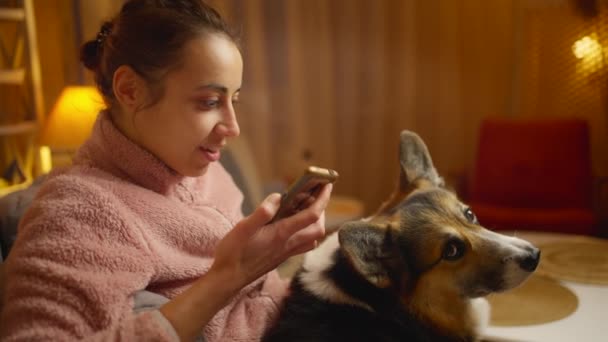 Porträt Einer Jungen Frau Die Sich Hause Mit Ihrem Hund — Stockvideo