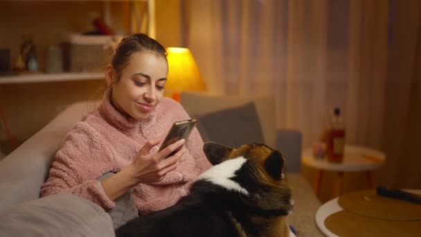 Porträtt Ung Kvinna Som Kopplar Hemma Med Sin Hund Och — Stockvideo
