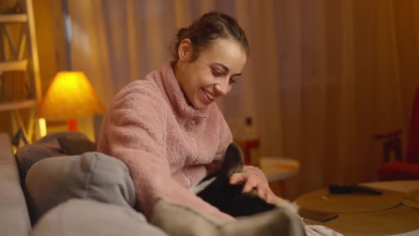 Freudig Lächelnde Frau Die Auf Dem Sofa Sitzt Und Mit — Stockvideo
