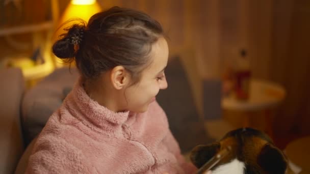 Retrato Mujer Joven Relajándose Casa Con Perro Usando Teléfono Lindo — Vídeo de stock