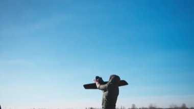 Adam mavi gökyüzünde ilkbaharda insansız hava aracı fırlatıyor. Ukrayna ordusu düşman mevzilerini tespit etmek için bir uçak uçağı kullanıyor. Orduda modern teknolojileri kullanma kavramı..