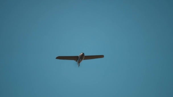 Explorador Militar Aviones Drone Vuelo Azul Cielo Primer Plano Cámara — Vídeo de stock