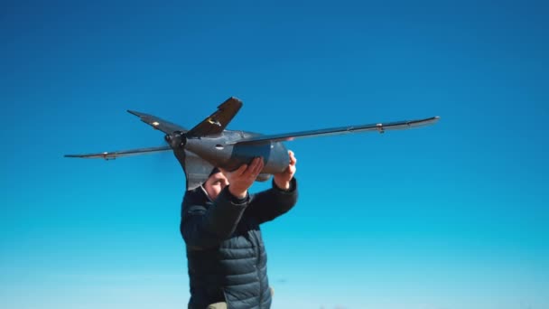 Hombre Lanza Dron Campo Durante Primavera Cielo Azul Militar Ucraniano — Vídeos de Stock