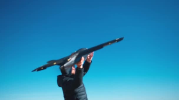 Baharda Bir Adam Tarlaya Insansız Hava Aracı Fırlatıyor Ukrayna Ordusu — Stok video