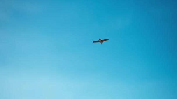 ドローン飛行機が空を飛んでいる Uavのフライト 空にいる軍事Uav Uav偵察について ブルースカイの無人機飛行機 — ストック動画