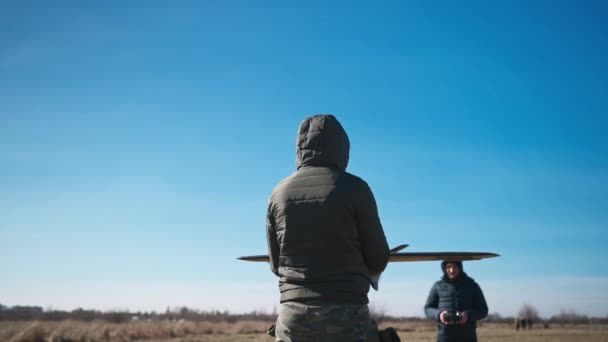 Askerler Bir Alana Insansız Hava Aracı Göndermeye Hazırlanıyor Motoru Stabilizasyonu — Stok video