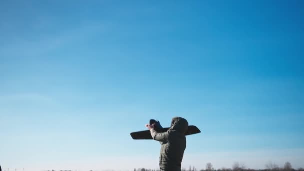 Mann Startet Drohne Feld Frühling Bei Blauem Himmel Das Ukrainische — Stockvideo