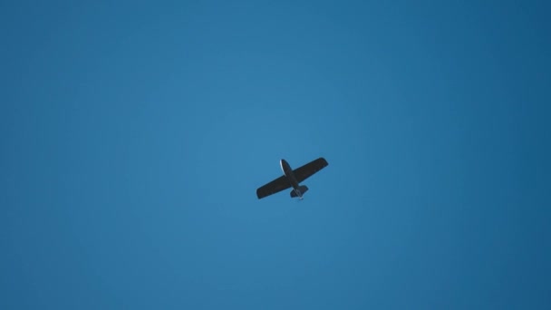 Επανδρωμένο Αεροσκάφος Αργής Κίνησης Πετάει Φόντο Τον Γαλάζιο Ουρανό Ένα — Αρχείο Βίντεο