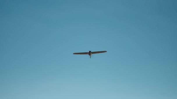 Zpomalený Vojenský Letoun Létá Pozadí Modré Oblohy Nad Zemí Létá — Stock video