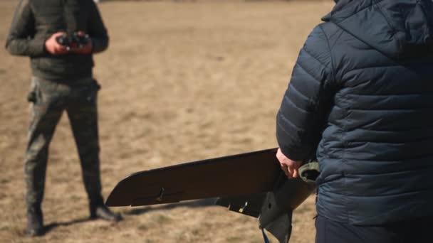 Soldaten Bereiden Zich Voor Het Lanceren Van Drones Een Veld — Stockvideo