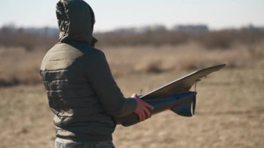 Askerler bir alana insansız hava aracı göndermeye hazırlanıyor. Motoru ve stabilizasyonu test ediyorlar. Askeri pilotlar ellerinde hava araçlarıyla yürüyorlar. yavaş çekim