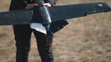 Askerler bir alana insansız hava aracı göndermeye hazırlanıyor. Motoru ve stabilizasyonu test ediyorlar. Askeri pilotlar ellerinde hava araçlarıyla yürüyorlar. yavaş çekim