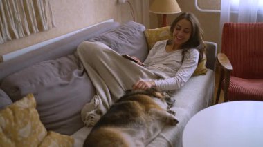 Kadın, köpek ve evcil hayvan aşk, sevgi ve güven için oturma odasında. Yavru köpek, eğitim ve Galce Corgi 'yi evlat edinmek ya da hayvan, sahibini kurtarmak ve en iyi dostu kucaklamak ve kucaklamak için.
