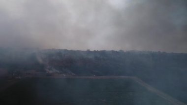 Hava görüntüleri alevlerin ormanları ve tarlaları yarıp geçerek gökyüzüne yoğun duman yaydığını gösteriyor. Şiddetli kuraklık durdurulamaz yangını körüklüyor.