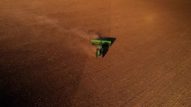 Traktörle tarama alanı, drone görüşü. Tarım ve toprak ekimi. Saban ya da saban kullanan bir traktör. Tarımsal traktör tarlada. Çekici disk harrow tarlayı sürüyor. Toprak ekimi.