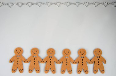 Zencefilli çörekler sıraya dizilmiş, kalpler yukarıda