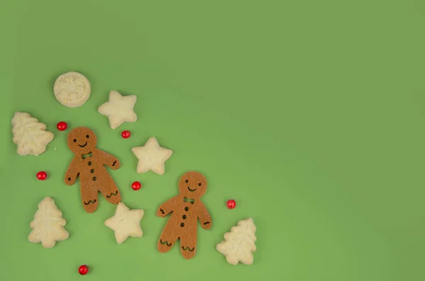 Gingerbread Homens Biscoitos Fundo Verde Bagas Vermelhas — Fotografia de Stock