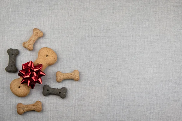 Hondenkoekje Kerstcadeau Houten Ondergrond — Stockfoto