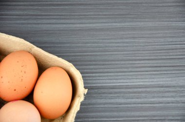 Tahta arka planda tavuk yumurtaları, kopyalama alanı