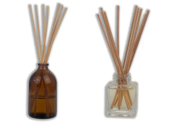 Zwei Räucherstäbchen Lufterfrischer Reed Diffusorflaschen Auf Weißem Hintergrund — Stockfoto