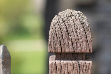 Yıpranmış eski çit direğinin, makro fotoğrafçılığın yakın çekimi