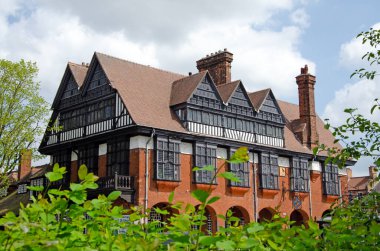 Bir bahar günü Newark-on-Trent 'te büyük bir Tudor tarzı ev ve ön planda çalılar. Tarihi dönüm noktası