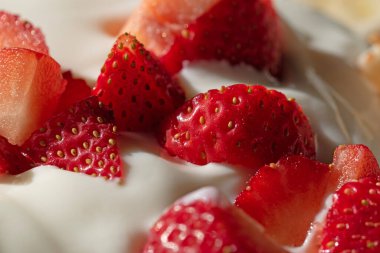 Taze çilek ve yoğurt. Makro resmi kapat