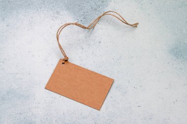 Esmer kağıt etiket desenli arka planda dizgi üzerine. Boşluğu kopyala