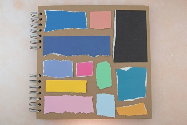 Kahverengi Kağıt Yapıştırma Defteri Üzerine Renkli Kare Kağıt Boşluğu Kopyala — Stok fotoğraf
