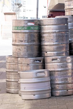 Boş çelik bira fıçıları kaldırımda toplanmayı bekliyor.